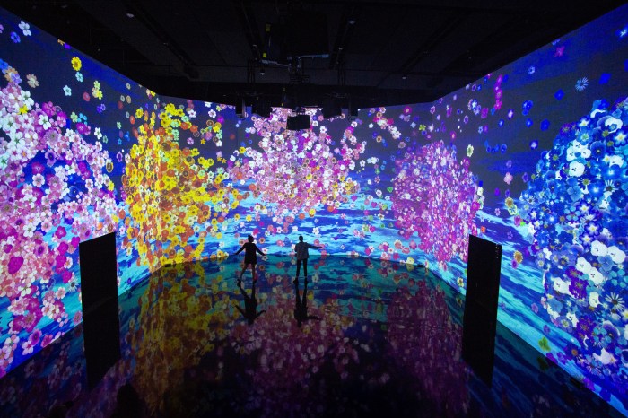 Virtual outdoor art installations tours